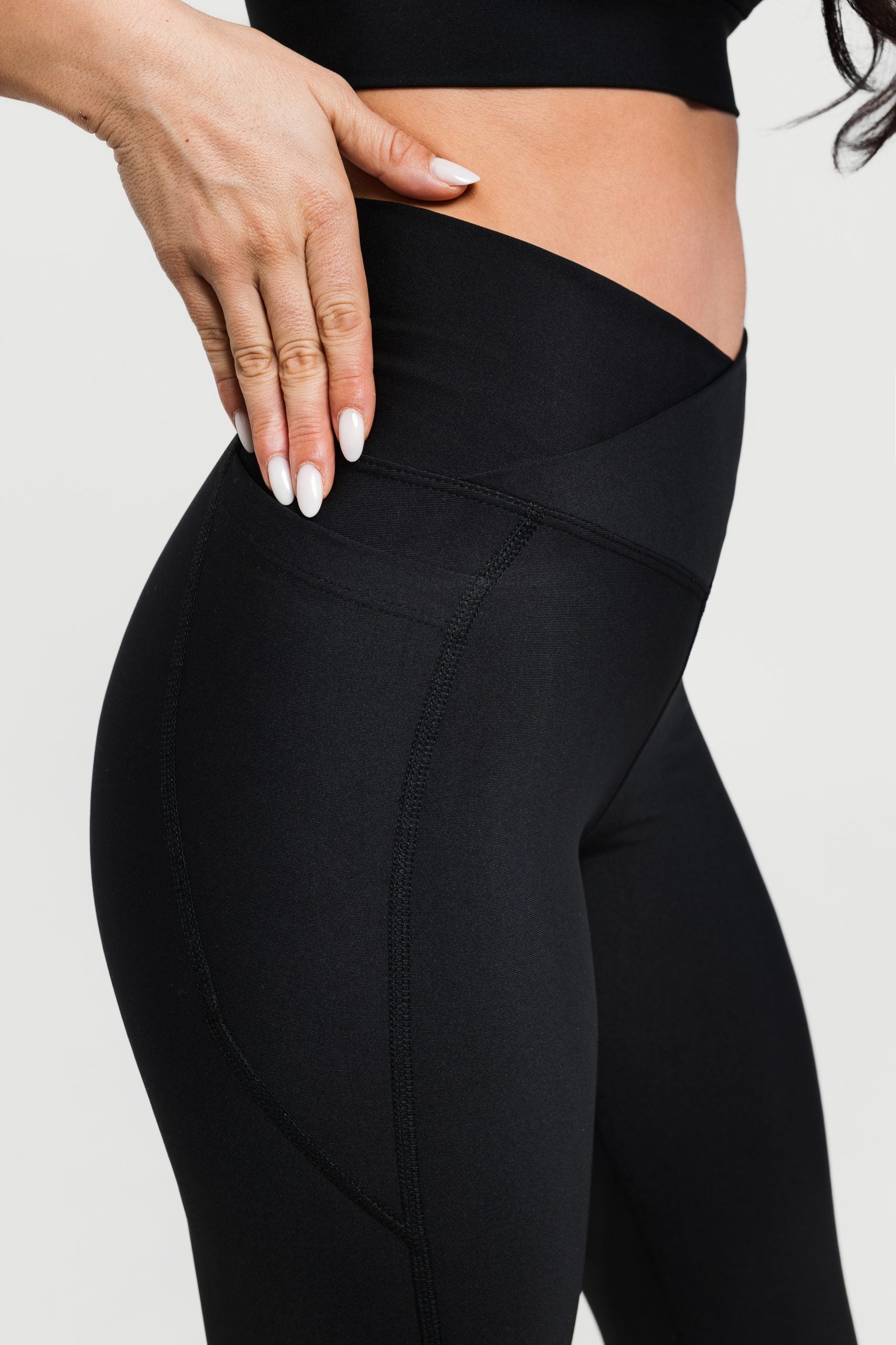 Супер-стягащ спортен клин с V-образна талия Daria Black