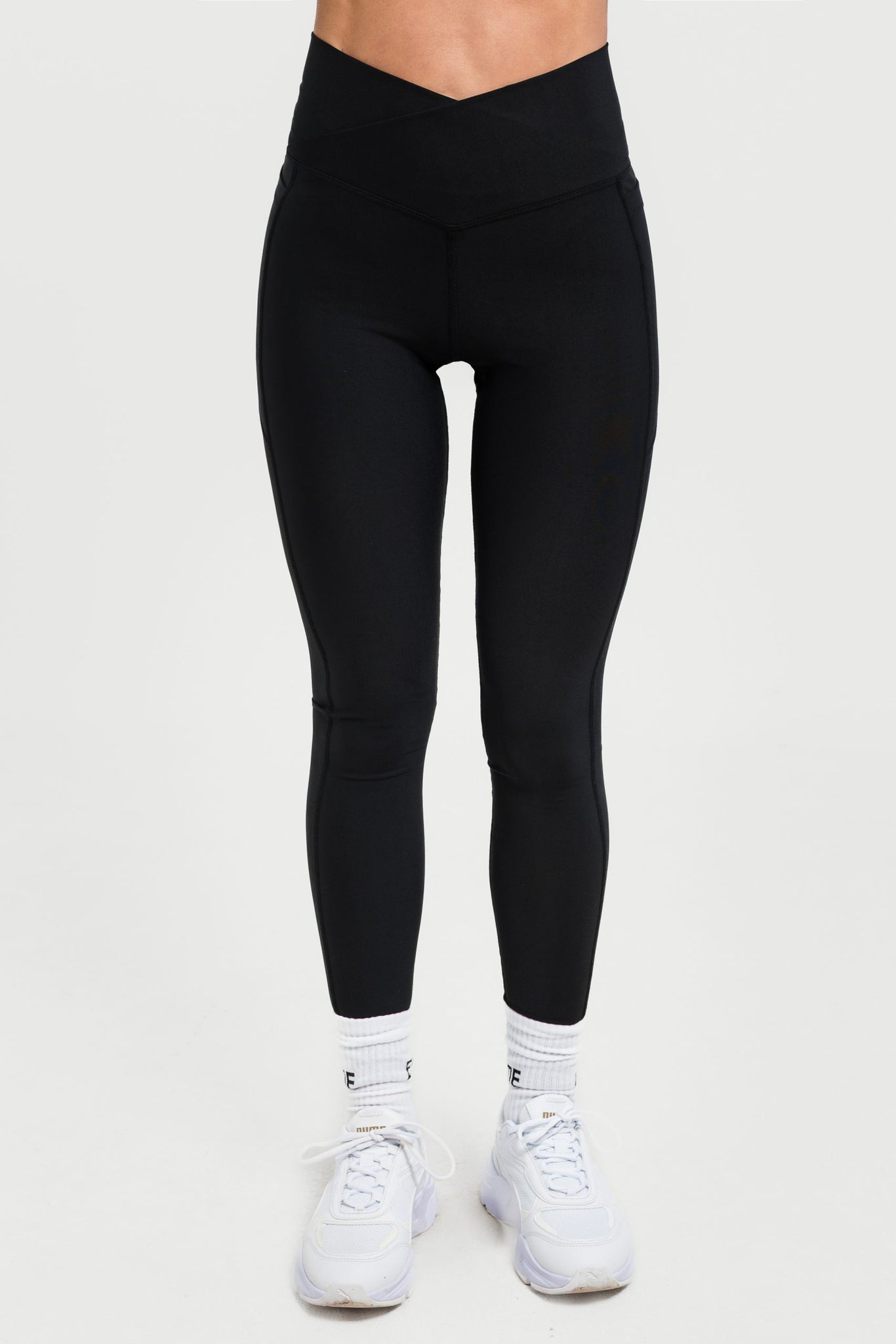 Супер-стягащ спортен клин с V-образна талия Daria Black